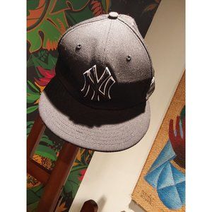 NY YANKEES New Era 59 fifty Cap Hat. Black. Size 7 3/8